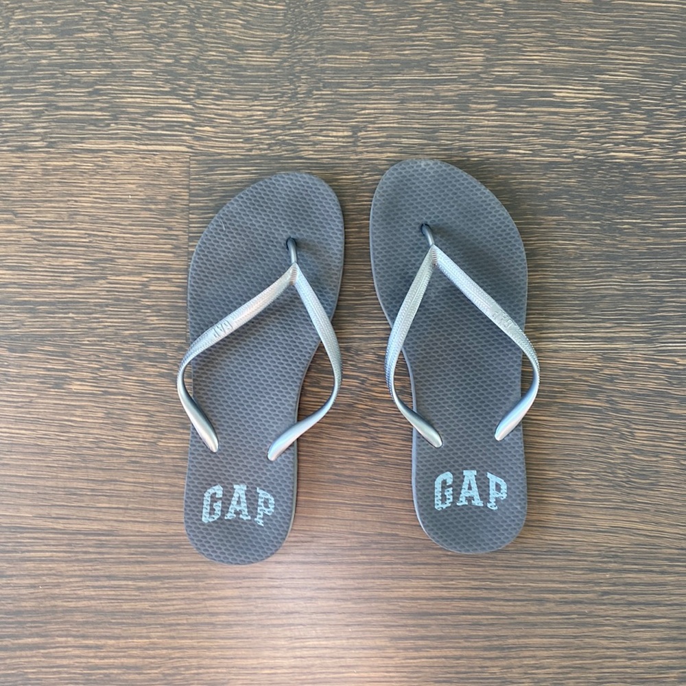 GAP GREY FLIP FLOPS SIZE 7/8